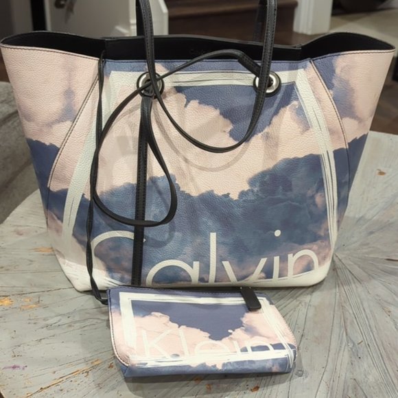 Calvin Klein Cloud Print zippered Tote Bag with Inner mini pouch - Picture 1 of 7